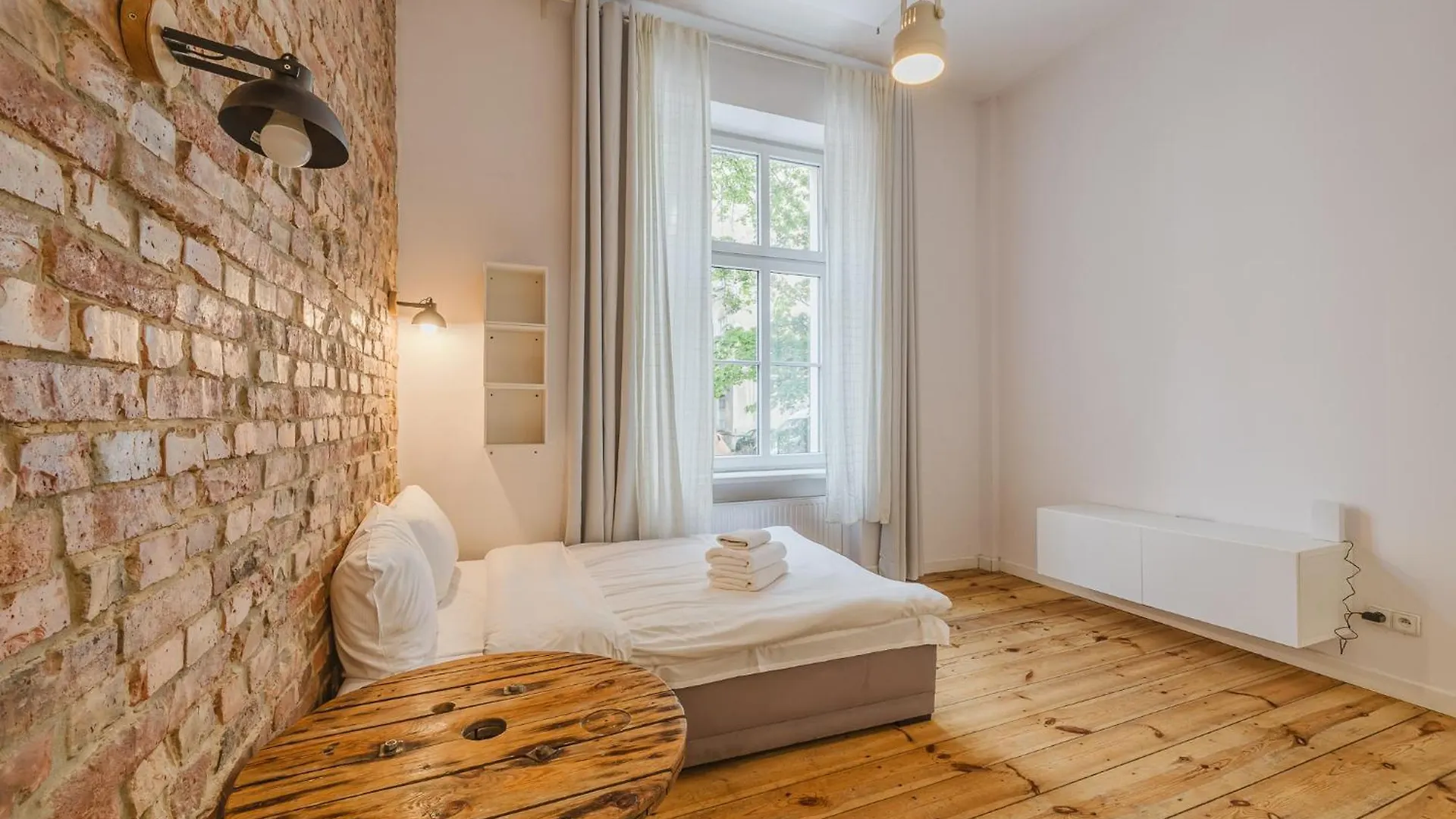Wilson Park Loft Studio With Mezzanine By Bookinghost Poznań 0*,  Polonia